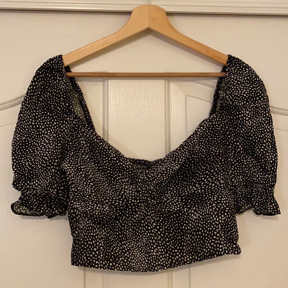 Twist front spotted crop top with puffed shoulders